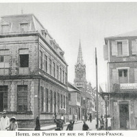 Hotel des postes et rue de Fort-de-France.