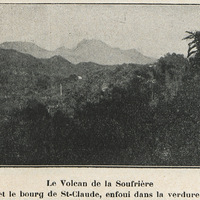Le Volcan de la Soufrière et le bourg de St-Claude, enfoui dans la verdure.