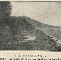 « La Côte sous le Vent » à gauche : les ruines de la maison fortifiée du Père Labat.