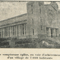 La somptueuse église, en voie d'achèvement, d'un village de 7.000 habitants