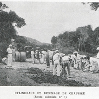 Cylindrage et bitumage de chaussée (Route coloniale n° 1)