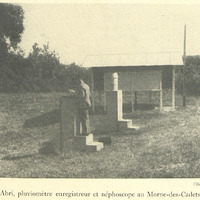 Abri, pluviomètre enregistreur et néphoscope au Morne-des-Cadets.