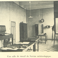 Une salle de travail du Service météorologique.