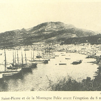 Vue de Saint-Pierre et de la Montagne Pelée avant l'éruption du 8 mai 1902.