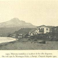 1933- Maisons installées à la place de la ville disparue. On voit que la Montagne Pelée a changé d…
