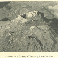Le sommet de la Montagne Pelée en 1936, vu d'un avion.
