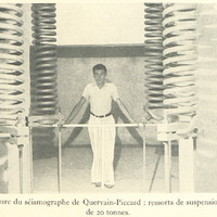 Partie supérieure du séismographe de Quervain-Piccard : ressorts de suspension de la masse de 20…