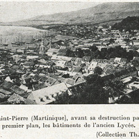 Une vue de Saint-Pierre (Martinique), avant sa destruction par le Mont Pelé en 1902. Au premier…