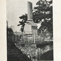 Monument érigé au Précheur (Martinique) à la mémoire de Du Parquet, premier Gouverneur de l'Ile.
