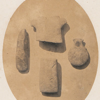 Hache ornée (fragment), coins et hache à tranchant circulaire.