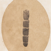 Amulette à figure humaine en jade percée d'un trou, venant des environs de l'Anse-Bertrand.