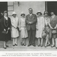 El General Gerardo Machado rodeado por algunas bellas congresistas y damas de la Sociedad habanera…