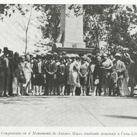 Los Congresistas en el Monumento de Antonio Maceo rindiendo homenaje a Cuba Libre