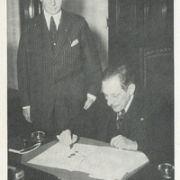 El Secretario de Estado Cordell Hull y el Embajador de Cuba Márquez Sterling, firmando el Tratado…