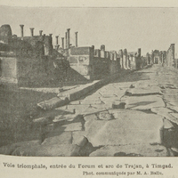 Voie triomphale, entrée du Forum et arc de Trajan, à Timgad.