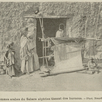 Femmes arabes du Sahara algérien tissant des burnous.