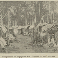 Campement de pagayeurs sur l'Ogôoué.