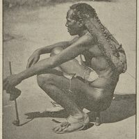 Loango sur son tabouret.