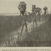 Caravane de porteurs dans le haut Oubangui.