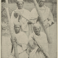 Deux joueurs de valiha.