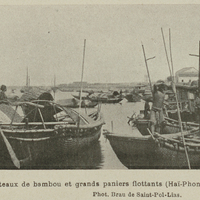 Bateaux de bambou et grands paniers flottants (Haï-Phong).