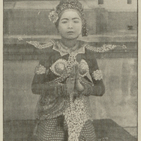 Danseuse cambodgienne de la cour, faisant le salut au roi.