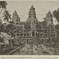 Angkor-Vat, vue de la chaussée d'arrivée.