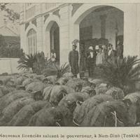 Nouveaux licenciés saluant le gouverneur, à Nam-Dinh (Tonkin).
