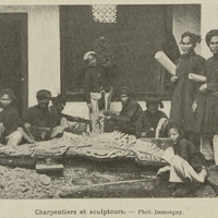 Charpentiers et sculpteurs.