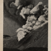Une des premières poussées éruptives de la Montagne Pelée ( 28 Septembre 1930 à 9h41 )