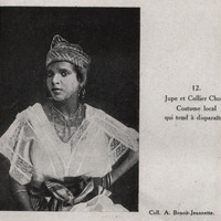 Jupe et collier choux, costume local qui tend à disparaître