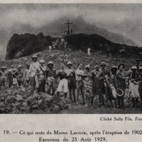 Ce qui reste du Morne Lacroix, après l'éruption de 1902. Excursion du 25 août 1929