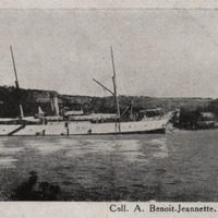 Fort-de-France. « Bateau cable » mouillé dans la baie du carénage.