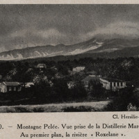 Montagne Pelée. Vue prise de la Distillerie Marquès. Au premier plan, la rivière « Roxelane »
