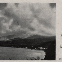 La Montagne Pelée en éruption. Au premier plan, Saint-Pierre renaissant. Au fond, vallée de la…