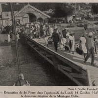 Evacuation de Saint-Pierre dans l'après-midi du Lundi 14 Octobre 1929, après la deuxième éruption…