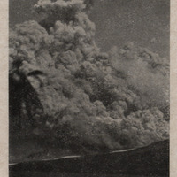 Une éruption de la Montagne Pelée. Vue prise à Saint-Pierre le 24 Novembre 1929