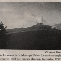 Le volcan de la Montagne Pelée. Le cratère complètement découvert émet des vapeurs blanches…