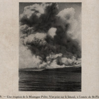 Une éruption de la Montagne Pelée. Vue prise sur le littoral, à l'entrée de Saint-Pierre