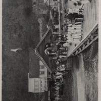 Les habitants de Saint-Pierre, évacués depuis le début de l'éruption de 1929, rentrent peu à peu…