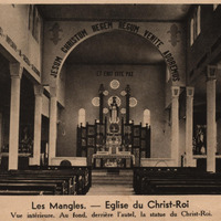 Les Mangles.-Eglise du Christ-Roi. Vue intérieure. Au fond, derrière l'autel, la statue du Christ…