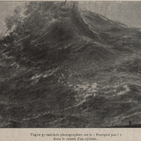 Vague pyramidale photographiée sur le « Pourquoi pas ? » dans le centre d'un cyclone
