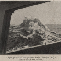 Vague pyramidale photographiée sur le « Pourquoi pas ? » dans le centre d'un cyclone