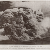 La nuée ardente du 16 décembre 1902 arrivant à la mer . ( Extrait de l'ouvrage de M. Lacroix : La…
