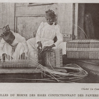 Jeunes filles du Morne des Esses confectionnant des paniers caraïbes
