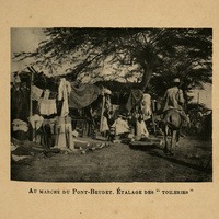 Au marché du Pont-Beudet, étalage des « toileries »