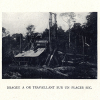 Drague à or travaillant sur un plancher sec