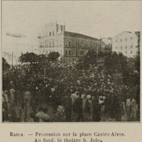 Bahhia - Procession dur la place Castro-Ales. Au fond, le théatre S. Joao