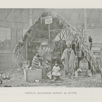 Famille Ka-ja-roe devant sa hutte