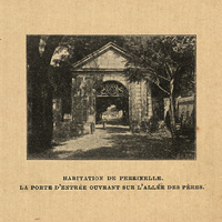 Habitation de Perrinelle. La porte d'entrée ouvrant sur l'allée des pères